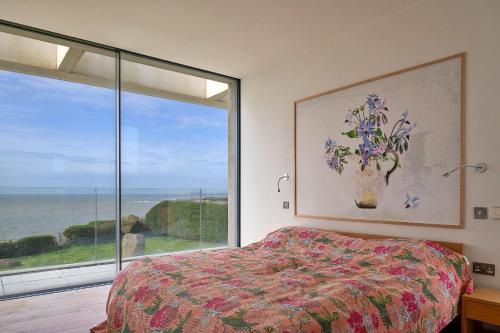 Una cama o camas en una habitación de Finest Retreats - Cefn Castell