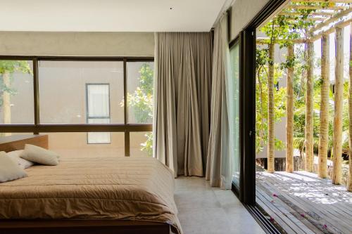 ein Schlafzimmer mit einem Bett und einem großen Fenster in der Unterkunft Casa moderna e confortável com vista mar in Barra Grande