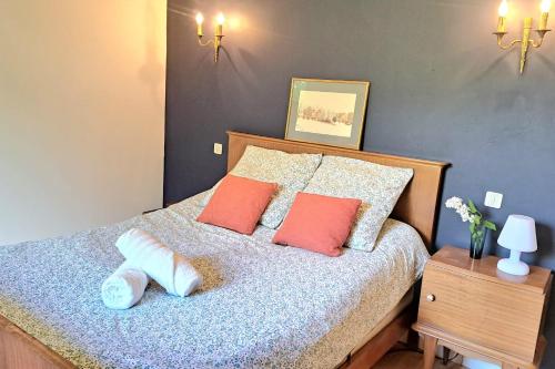 une chambre avec un lit avec deux oreillers dessus dans l'établissement With the family -A peaceful stay in the countryside- spa 8-10 pers, à Gaugeac