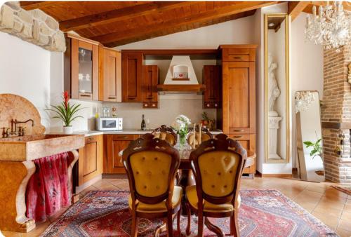 una cucina con tavolo e sedie in una stanza di Affascinante appartamento nel Castello. a Moniga