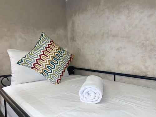 een bed met een handdoek en twee kussens bij Le Studio 46 in Tanger