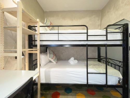 Katil dua tingkat atau katil-katil dua tingkat dalam bilik di Le Studio 46