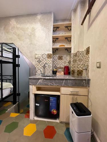 een kleine keuken met een aanrecht en een stapelbed bij Le Studio 46 in Tanger