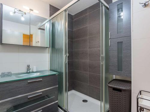 y baño con ducha y lavamanos. en Appartement Hendaye, 2 pièces, 6 personnes - FR-1-2-285, en Hendaya