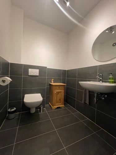 Bilik mandi di Ferienhaus am Weinberg Krast