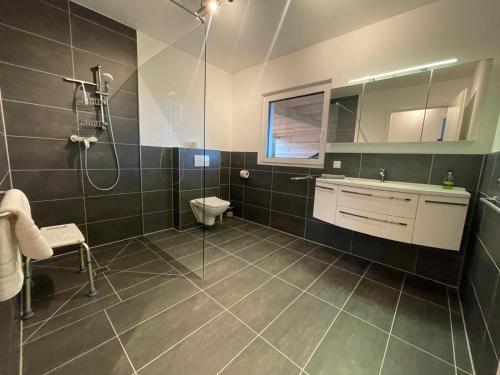 Bilik mandi di Ferienhaus am Weinberg Krast