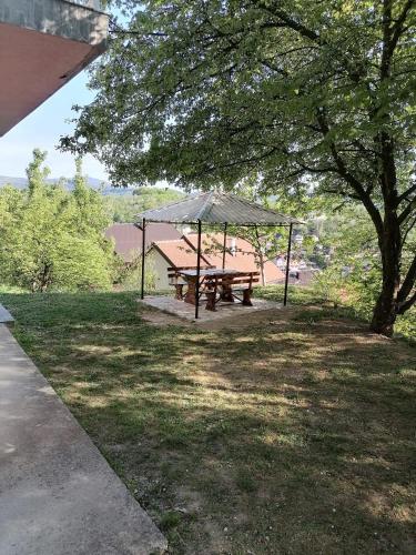 Κήπος έξω από το Sarajevo Holiday Apartments 1