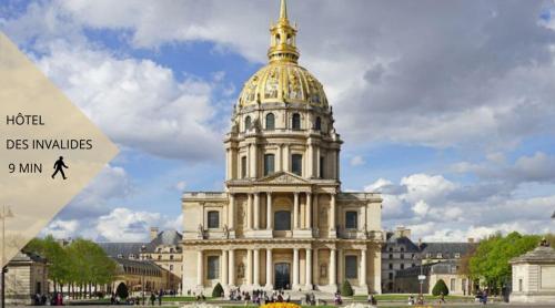 ein Gebäude mit einer goldenen Kuppel darüber in der Unterkunft Tour Eiffel/Luxury apartment n°6 in Paris