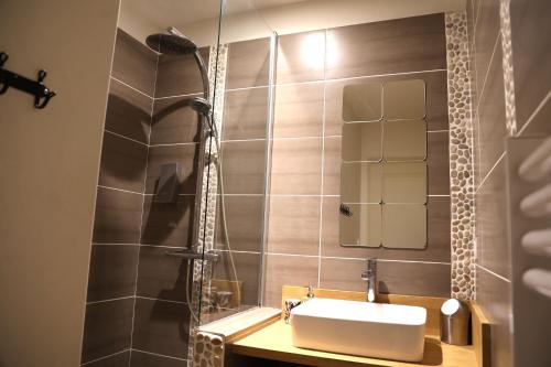 a bathroom with a sink and a shower at Domaine de la Vidalle in Vendres