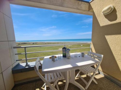une table et des chaises sur un balcon avec vue sur l'océan dans l'établissement Appartement 2 pièces/cabine, piscine, parking, bord de mer - Saint Jean de Monts - FR-1-224C-81, à Saint-Jean-de-Monts