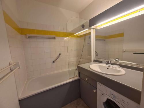 une salle de bain avec un lavabo, une baignoire et des toilettes dans l'établissement Appartement 2 pièces/cabine, piscine, parking, bord de mer - Saint Jean de Monts - FR-1-224C-81, à Saint-Jean-de-Monts