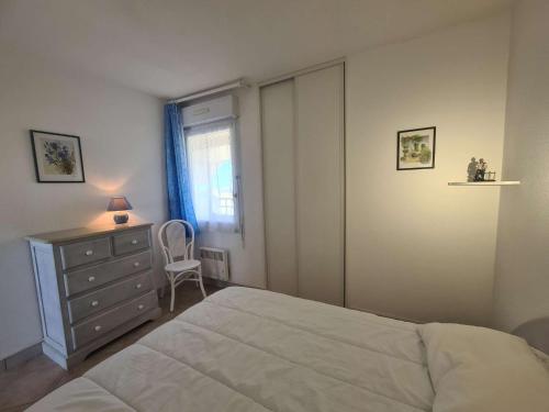 une chambre avec un lit, une commode et une fenêtre dans l'établissement Appartement 2 pièces/cabine, piscine, parking, bord de mer - Saint Jean de Monts - FR-1-224C-81, à Saint-Jean-de-Monts