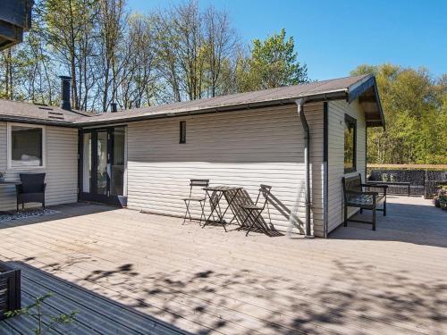 un edificio con una mesa de picnic en un patio en 5 person holiday home in Grenaa, en Grenå