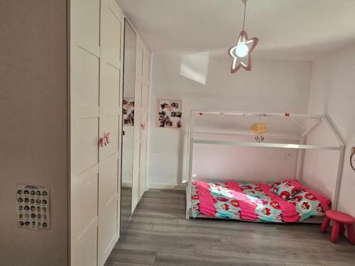 Mutilva AltaにあるDescanso urbano Pamplonaの子供用ベッドルーム(ピンクのシーツが備わる二段ベッド付)
