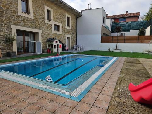 - une piscine en face d'une maison dans l'établissement Descanso urbano Pamplona, à Mutilva Alta