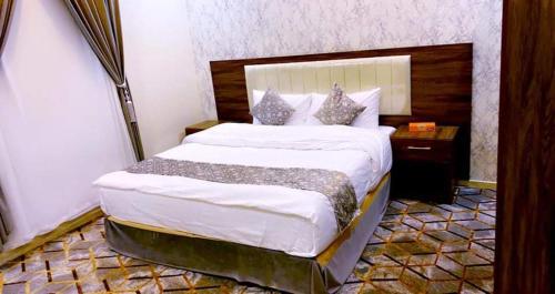 Tempat tidur dalam kamar di اجنحة رزان اليرموك22