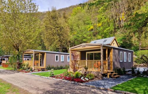 a couple of modular homes in a yard at Chalet Hockslee in Goebelsmuhle