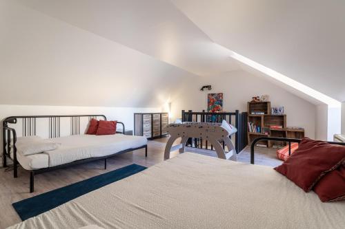 een woonkamer met een bed en een tafel bij Magical Playroom, 10 minutes de Disneyland Paris! in Chessy