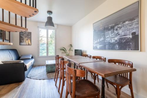 een woonkamer met een tafel, stoelen en een bank bij Magical Playroom, 10 minutes de Disneyland Paris! in Chessy