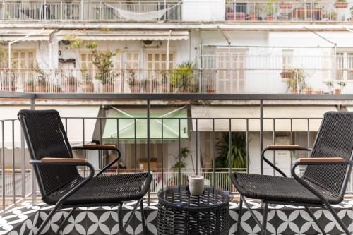 2 stoelen en een tafel op een balkon bij Affogato by halu!: Bright and modern apartment in Thessaloniki