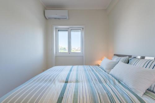ポルトにあるGuestReady - Boavista Breezeのベッドルーム1室(大型ベッド1台、窓付)