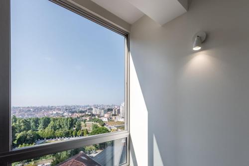 ヴィラ・ノヴァ・デ・ガイアにあるGuestReady - A Grande Utopiaの眺めの良い大きな窓が備わる客室です。