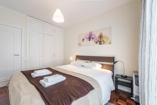 a bedroom with a bed with two towels on it at GuestReady - Greatful Gaia in Vila Nova de Gaia