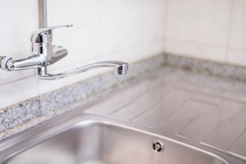 un lavandino con rubinetto in cucina di GuestReady - Music Flats 2 a Porto