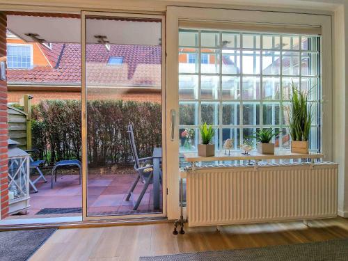 an open sliding glass door in a home with a patio at Kleine Krabbe in Greetsiel