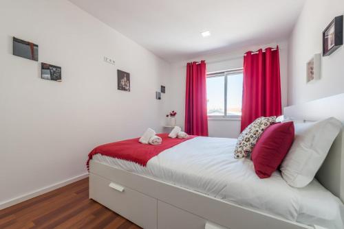 ポルトにあるGuestReady - Beautiful Plateauのベッドルーム1室(赤いカーテン付きの大型ベッド1台付)