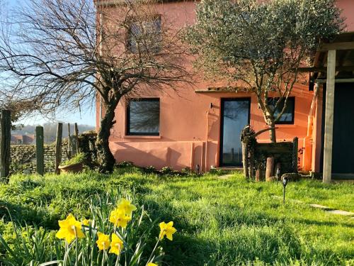 Saint-Côme-de-FresnéにあるLa Maison Rose - Côté Terre by Melroseの庭の黄花家