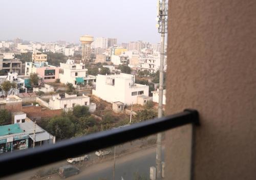 Una vista general de Jaipur o una vista desde la ciudad tomada desde el hotel