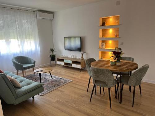 TV a/nebo společenská místnost v ubytování Apartman TeNeN