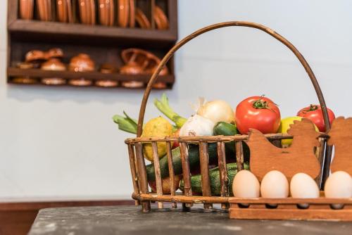 Makanan di atau berdekatan rumah tamu ini