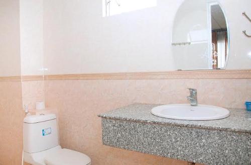 y baño con lavabo, aseo y espejo. en Blue Sea 01 Hotel, en Nha Trang