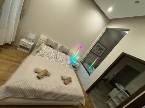 1 dormitorio con 1 cama con 2 toallas en CORNER APARTMENT, en Budapest