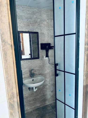 a bathroom with a sink and a mirror at Serce Konagi in Urfa