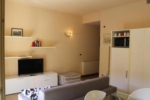 a living room with a couch and a television at Casa Paolina in Lucca