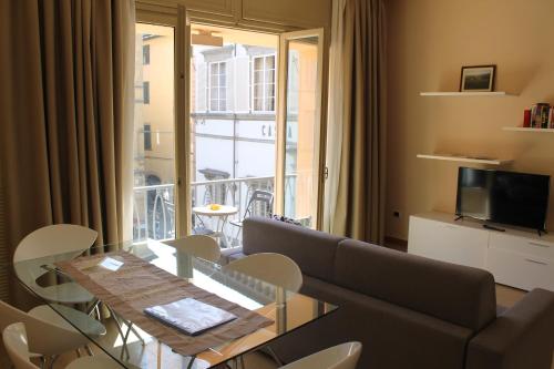 a living room with a couch and a table with chairs at Casa Paolina in Lucca