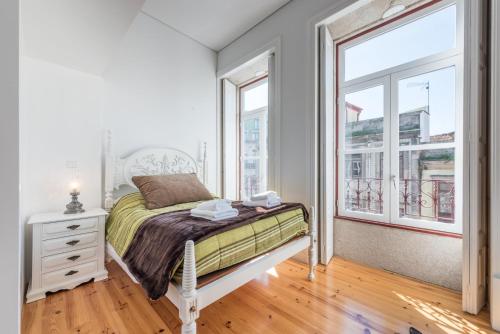 - une chambre avec un lit et une fenêtre dans l'établissement GuestReady - Coral Apartment, à Porto