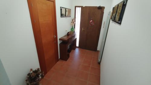 pasillo con puerta y habitación con suelo de baldosa en Casa La Parra Teruel, en Villastar