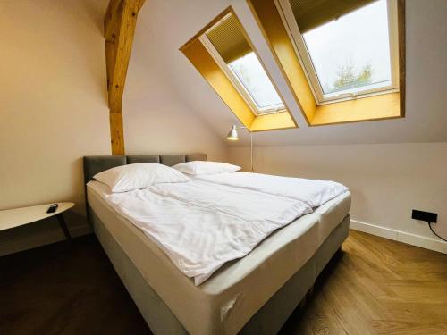Säng eller sängar i ett rum på Apartamenty MERRI