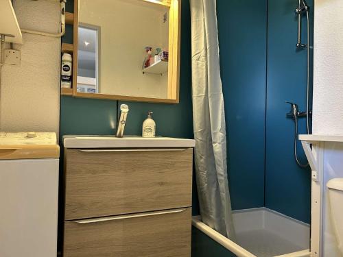 uma casa de banho com um lavatório e um espelho em Appartement Fleury-Saint-Pierre-la-Mer, 2 pièces, 6 personnes - FR-1-229D-626 em Saint Pierre La Mer