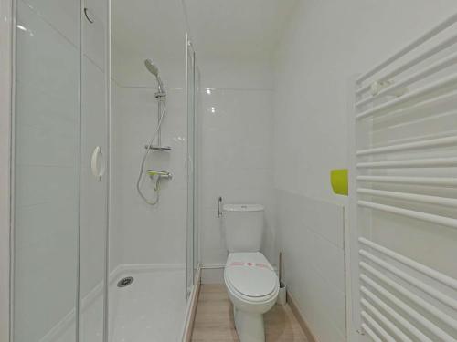 ラ・ロシェルにあるAppartement La Rochelle, 1 pièce, 2 personnes - FR-1-246-222の白いバスルーム(トイレ、シャワー付)
