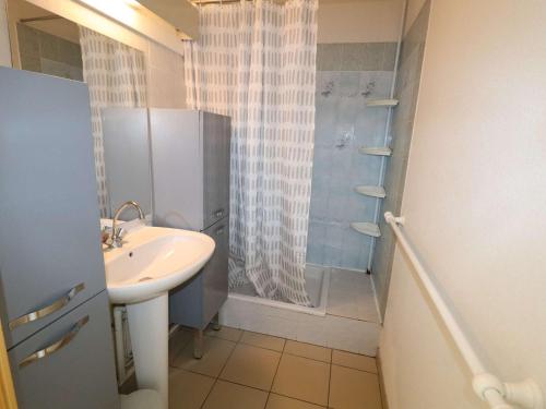 une salle de bain avec un lavabo et une douche dans l'établissement Appartement 3P, Terrasse, 6 Pers, Piscine, Garage, Proche Plage et Commerces - FR-1-307-94, au Grau-du-Roi