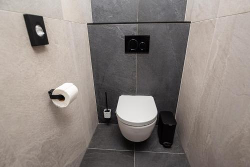 uma casa de banho com um WC branco numa cabina em Hotel Kras em Jedovnice