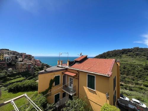 a yellow house with a view of the ocean at Casa Giambi in Corniglia