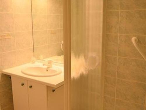 une salle de bain avec un lavabo et une douche dans l'établissement Appartement en bord de mer à La Baule avec balcon, parking et commodités à proximité ! - FR-1-392-31, à La Baule