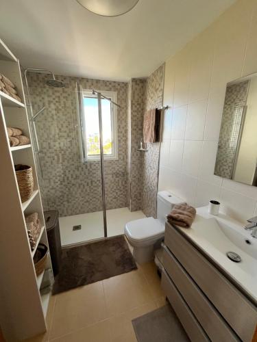 een badkamer met een toilet, een douche en een wastafel bij Las Terrazas De La Torre Golf in Roldán