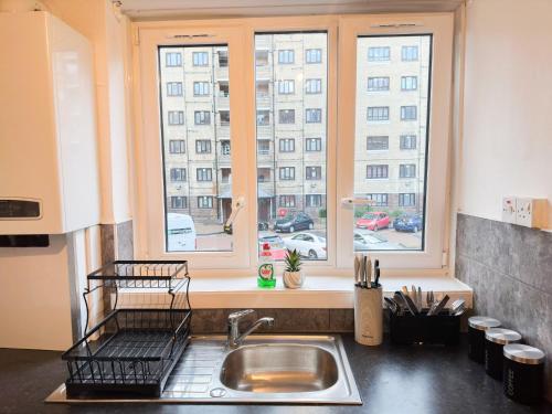 a kitchen with a sink and a window at Vibrant 3BR flat near Finsbury Park in London